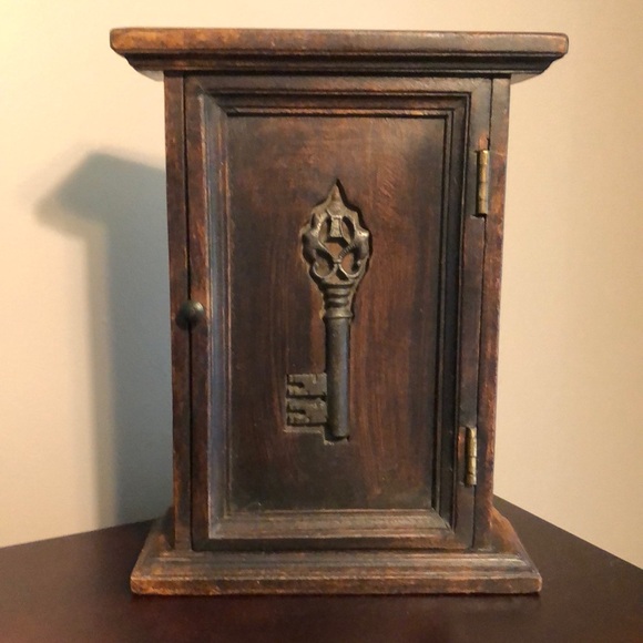 PIER 1 Vintage Wooden Framed Skeleton Key - Picture 6 of 8